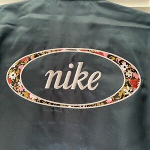 Nike Women's Jacket - green/teal